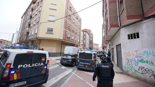 Furgones y agentes de la Policía Nacional en la calle donde se detuvo a un hombre por su presunta relación con el envío de las cartas con material explosivo Furgones y agentes de la Policía Nacional en la calle donde se detuvo a un hombre por su presunta relación con el envío de las cartas con material explosivo