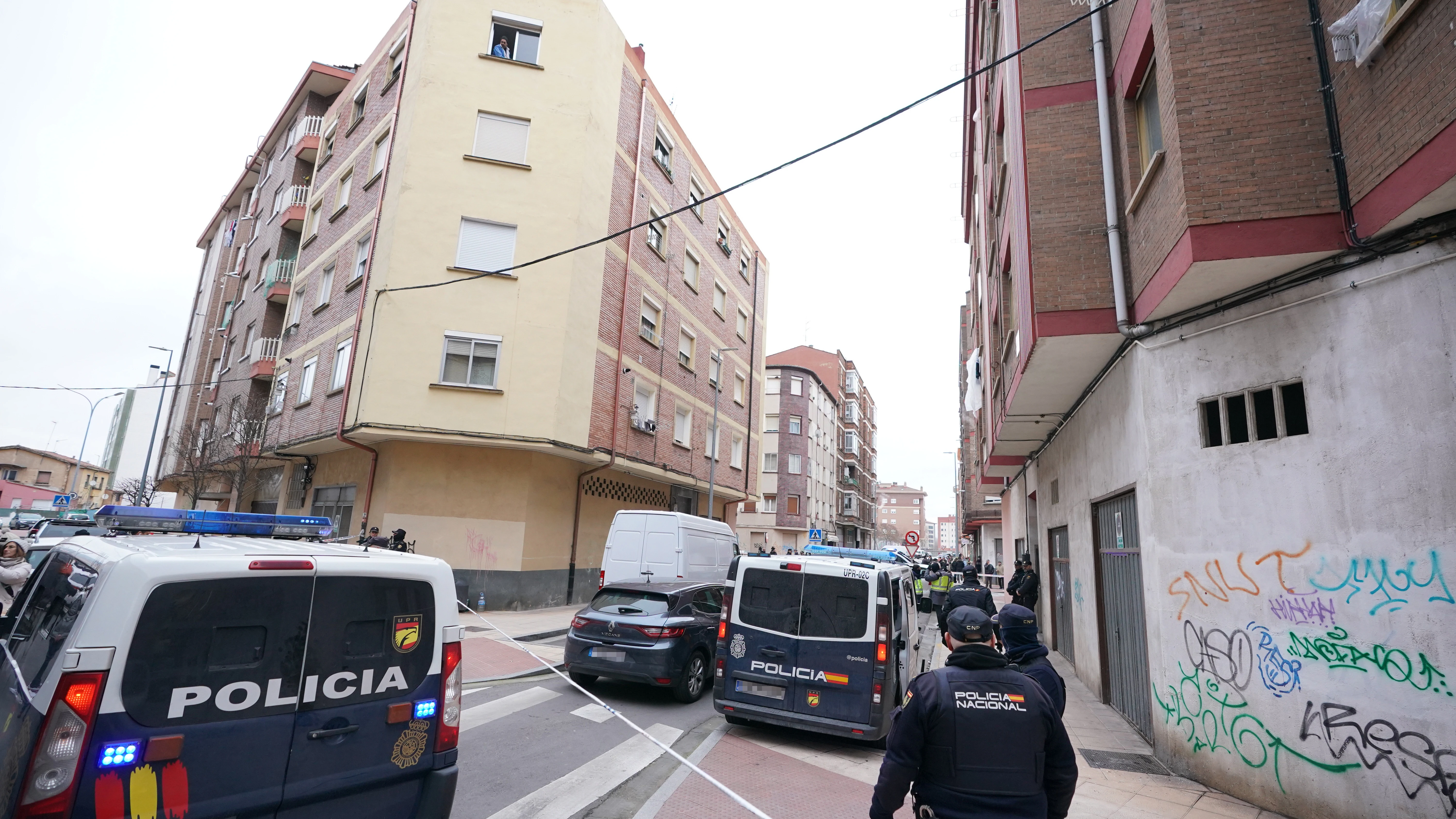 Furgones y agentes de la Policía Nacional en la calle donde se detuvo a un hombre por su presunta relación con el envío de las cartas con material explosivo