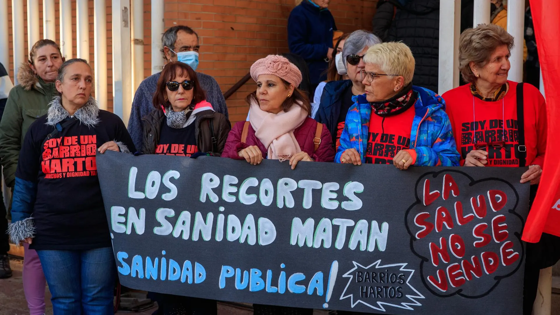 Médicos, personal sanitario, pacientes e integrantes del Sindicato Médico de Primaria (SMP) y de CCOO durante la concentración convocada ante la entrada del Centro de Salud La Plata en el Barrio Amate de Sevilla.