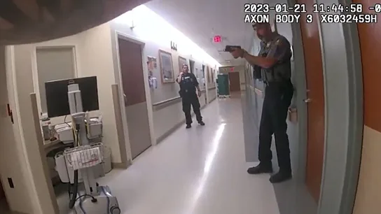 Agentes actúan en un hospital de Daytona Beach Agentes actúan en un hospital de Daytona Beach