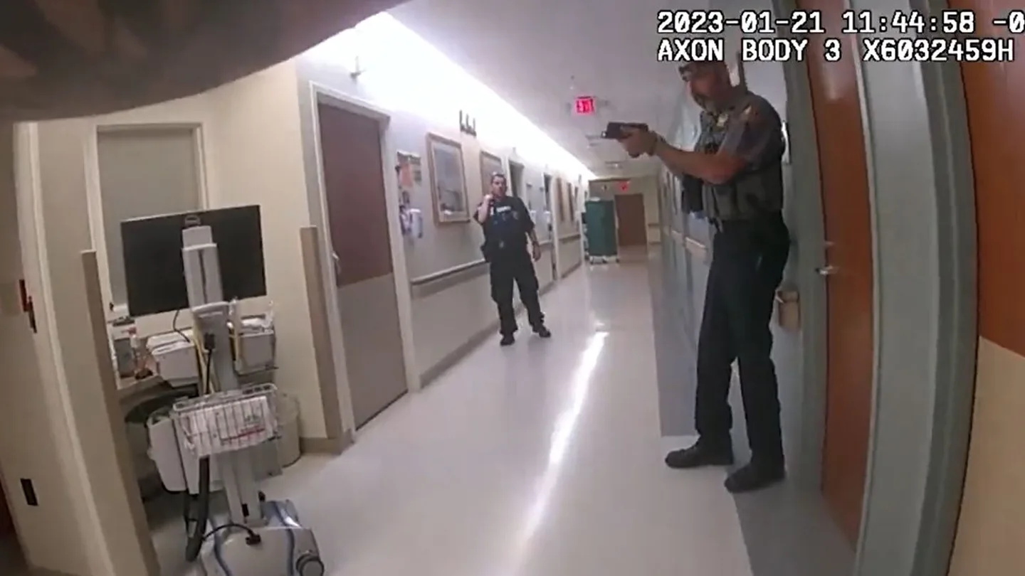 Agentes actúan en un hospital de Daytona Beach Agentes actúan en un hospital de Daytona Beach