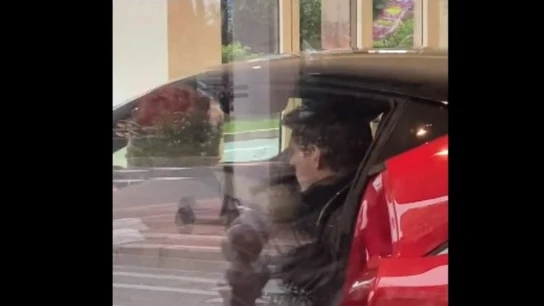 Max Verstappen comprando un Ferrari Max Verstappen comprando un Ferrari