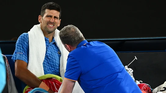Novak Djokovic es atendido por un fisio Novak Djokovic es atendido por un fisio