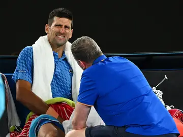 Novak Djokovic es atendido por un fisio