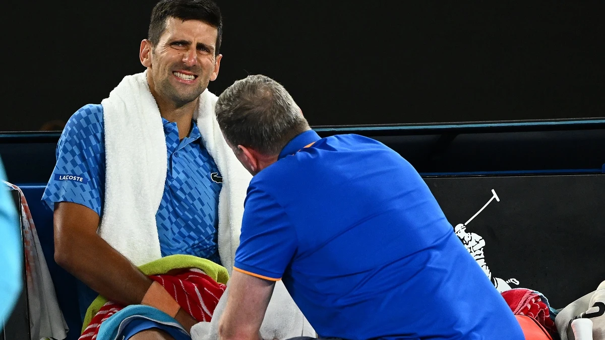 Novak Djokovic es atendido por un fisio