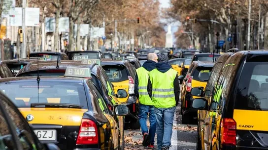 Los taxis cortan la Gran Vía en Barcelona en una jornada de huelga de médicos y profesores en Cataluña Los taxis cortan la Gran Vía en Barcelona en una jornada de huelga de médicos y profesores en Cataluña