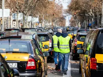 Los taxis cortan la Gran Vía en Barcelona en una jornada de huelga de médicos y profesores en Cataluña