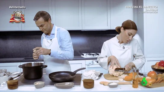 'Sánchez' cocina en Moncloa en 'Yo, Pedro': "Calviño es el ajo, por ser contundente y Díaz, el pepino, es fresco pero se repite" 'Sánchez' cocina en Moncloa en 'Yo, Pedro': "Calviño es el ajo, por ser contundente y Díaz, el pepino, es fresco pero se repite"