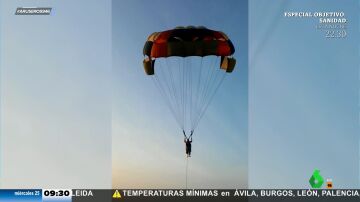 Una mujer de más de 80 años hace paracaidismo por primera vez en su vida