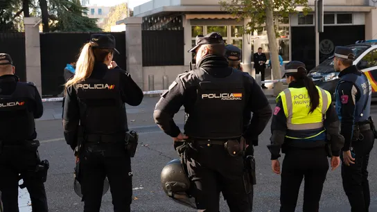 25/01/2023 09:42 (UTC) Crédito: EFE Fuente: EFE Autor: FERNANDO VILLAR Temática: Justicia e interior » Criminalidad/sucesos Imagen del pasado 1 de diciembre en la que se ven efectivos de la Policía Nacional frente a la embajada de EEUU en Madrid. 25/01/2023 09:42 (UTC) Crédito: EFE Fuente: EFE Autor: FERNANDO VILLAR Temática: Justicia e interior » Criminalidad/sucesos Imagen del pasado 1 de diciembre en la que se ven efectivos de la Policía Nacional frente a la embajada de EEUU en Madrid.