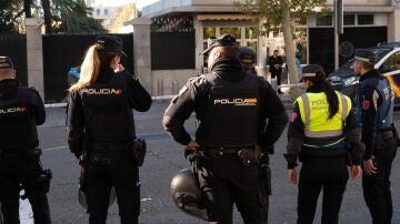25/01/2023 09:42 (UTC) Crédito: EFE Fuente: EFE Autor: FERNANDO VILLAR Temática: Justicia e interior » Criminalidad/sucesos Imagen del pasado 1 de diciembre en la que se ven efectivos de la Policía Nacional frente a la embajada de EEUU en Madrid.