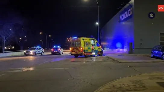 Hallan el cuerpo sin vida de un hombre junto a un contenedor en llamas en Parla, Madrid Hallan el cuerpo sin vida de un hombre junto a un contenedor en llamas en Parla, Madrid