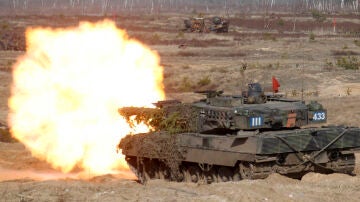 Soldados alemanes con realizando maniobras con un tanque 'Leopard 2'