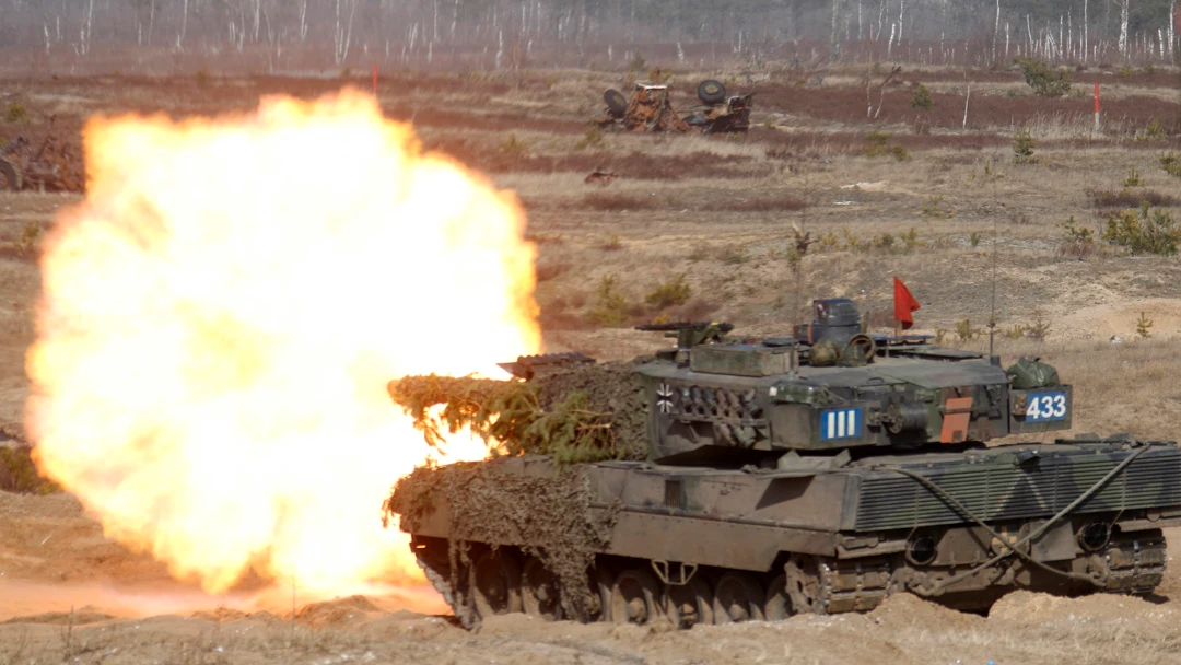 Soldados alemanes con realizando maniobras con un tanque 'Leopard 2'