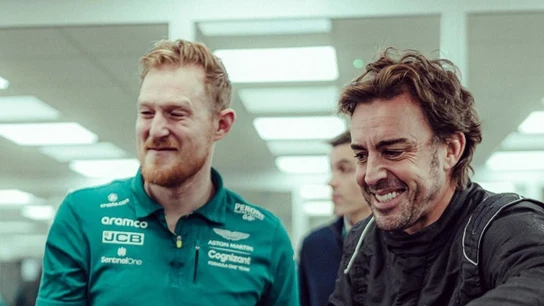 La sonrisa de Fernando Alonso en sus primeros pasos con Aston Martin: el asiento, listo La sonrisa de Fernando Alonso en sus primeros pasos con Aston Martin: el asiento, listo