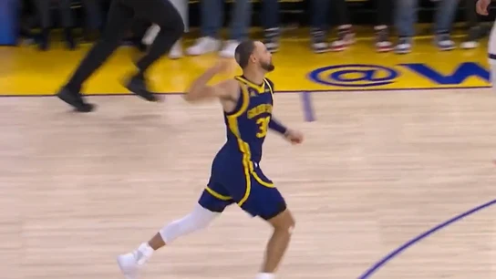 Stephen Curry lanza su protector bucal Stephen Curry lanza su protector bucal
