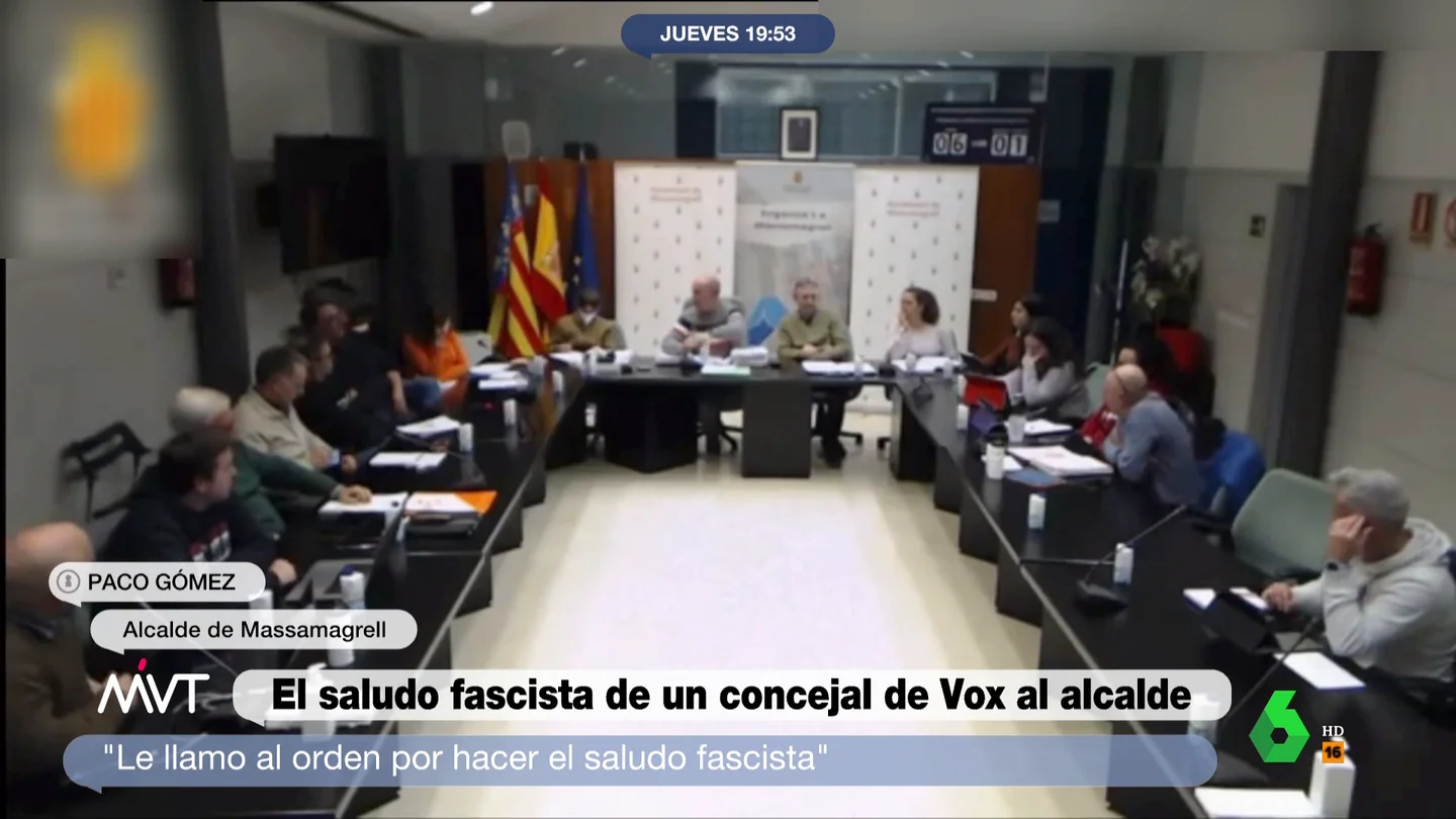 Expulsan de un pleno municipal a un concejal de Vox tras hacer el saludo fascista y llamar dictador al alcalde Expulsan de un pleno municipal a un concejal de Vox tras hacer el saludo fascista y llamar dictador al alcalde