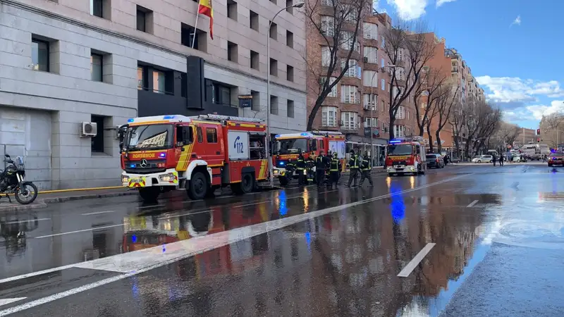 Una tubería rota en el centro de Madrid deja a vecinos sin agua y provoca cortes de tráfico y en el metro