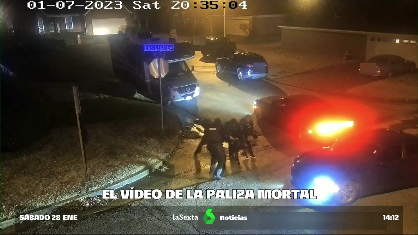 Sale a la luz el vídeo de la brutal paliza de la Policia de Memphis a Tyre Nichols: le vejan y golpean hasta que cae desplomado Sale a la luz el vídeo de la brutal paliza de la Policia de Memphis a Tyre Nichols: le vejan y golpean hasta que cae desplomado