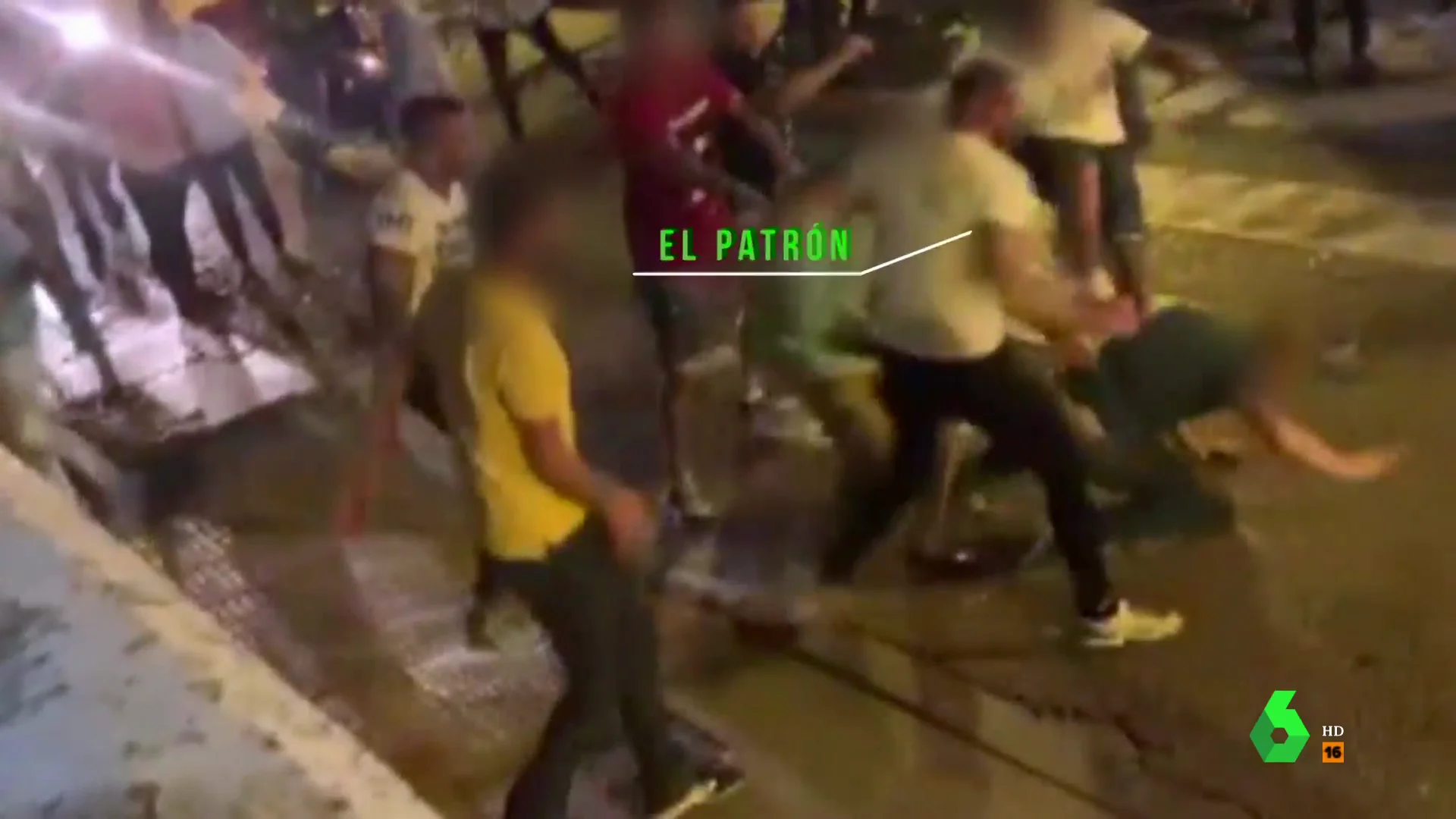 'El Patrón' patea salvajemente a un hombre después de que su lugarteniente lo golpee: el macabro momento de la agresión