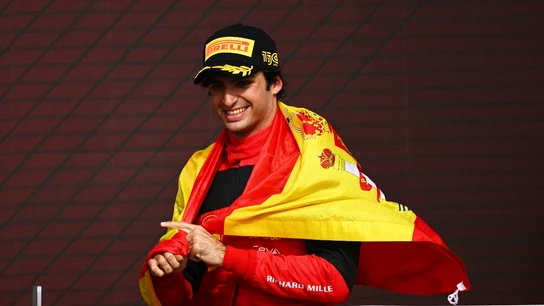 Carlos Sainz, en el podio con la bandera de España Carlos Sainz, en el podio con la bandera de España