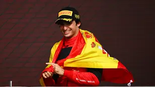 Carlos Sainz, en el podio con la bandera de España