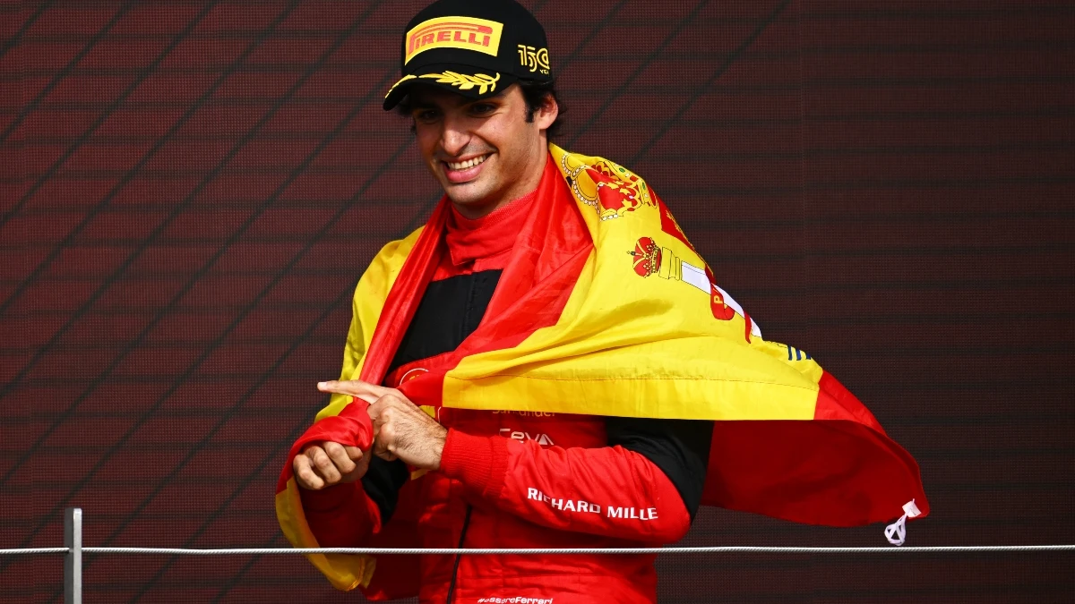 Carlos Sainz, en el podio con la bandera de España