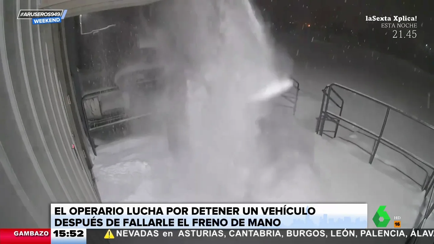Un policía se lleva el susto de su vida tras llamar al timbre de una casa Un policía se lleva el susto de su vida tras llamar al timbre de una casa