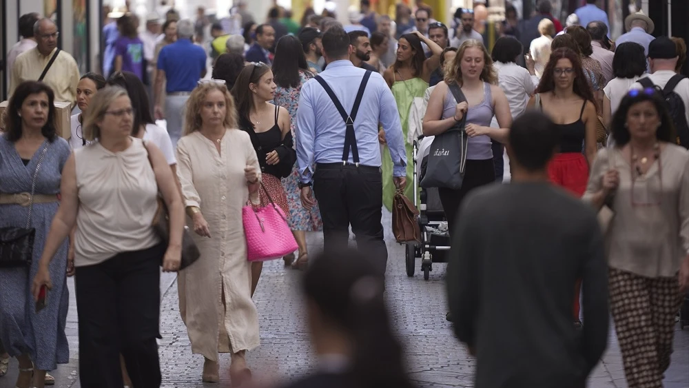 Personas paseando por Sevilla