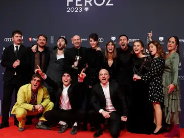 El equipo de la serie &quot;La Ruta&quot; tras recibir el premio a mejor serie dramática en la ceremonia de entrega de la décima edición de los Premios Feroz