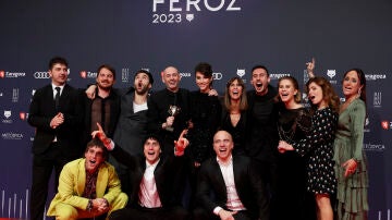 El equipo de la serie "La Ruta" tras recibir el premio a mejor serie dramática en la ceremonia de entrega de la décima edición de los Premios Feroz