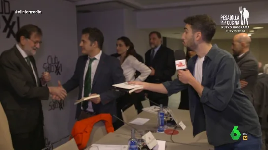 La cómica cobra de Rajoy a Isma Juárez: así evita mirarle dando vueltas sobre sí mismo sin saber por dónde ir La cómica cobra de Rajoy a Isma Juárez: así evita mirarle dando vueltas sobre sí mismo sin saber por dónde ir