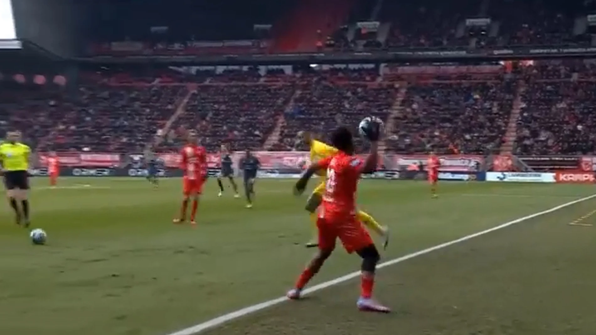 Momento viral del partido entre el Feyenoord y el Twente