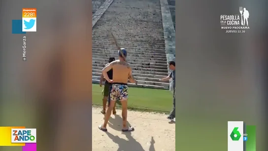 El momento en el que un hombre da un palazo en la cabeza a otro por subirse a esta pirámide Chichen Itza  El momento en el que un hombre da un palazo en la cabeza a otro por subirse a esta pirámide Chichen Itza