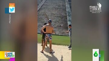 El momento en el que un hombre da un palazo en la cabeza a otro por subirse a esta pirámide Chichen Itza 