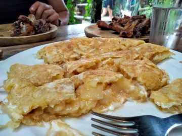 Tortilla de patata poco hecha en un restaurante Tortilla de patata poco hecha en un restaurante