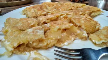Tortilla de patata poco hecha en un restaurante