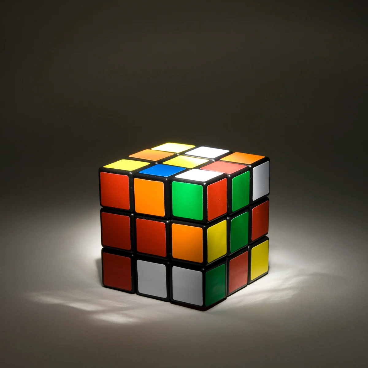 El cubo rubik vuelve a estar de moda: así se resuelve uno de los juegos más famosos mundo
