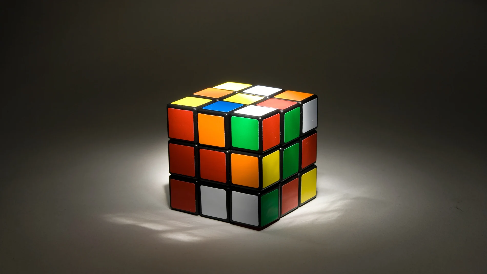 El cubo rubik vuelve a estar de moda: así se resuelve uno de los juegos más