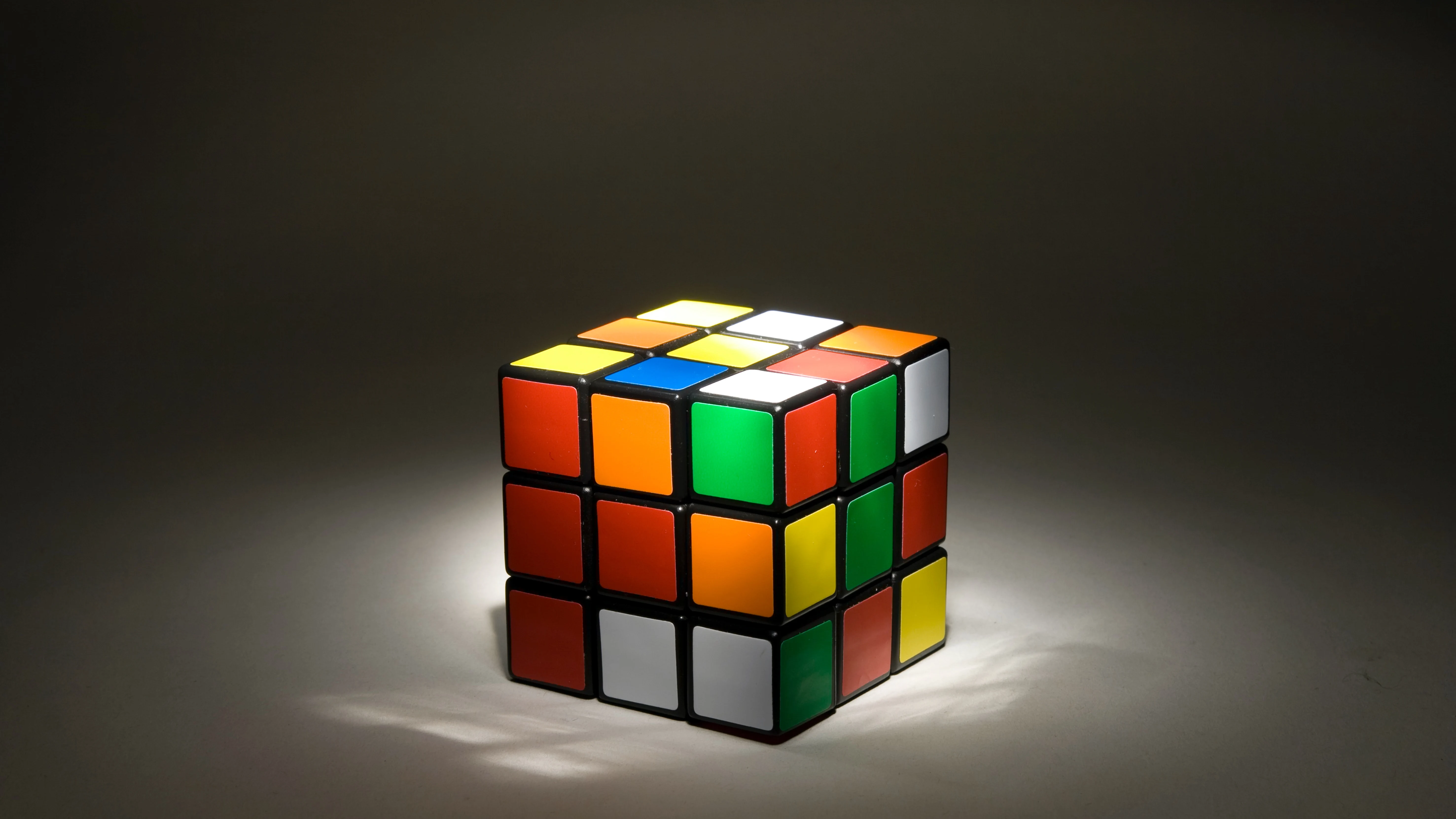 El cubo rubik vuelve a estar de moda: así se resuelve uno de los juegos más famosos del mundo