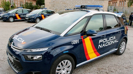 Fotografía de un coche de la Policía Nacional. Fotografía de un coche de la Policía Nacional.