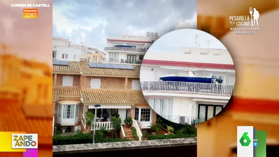 Un vecino de Menorca 'aparca' su lancha de seis metros en la terraza de su casa Un vecino de Menorca 'aparca' su lancha de seis metros en la terraza de su casa