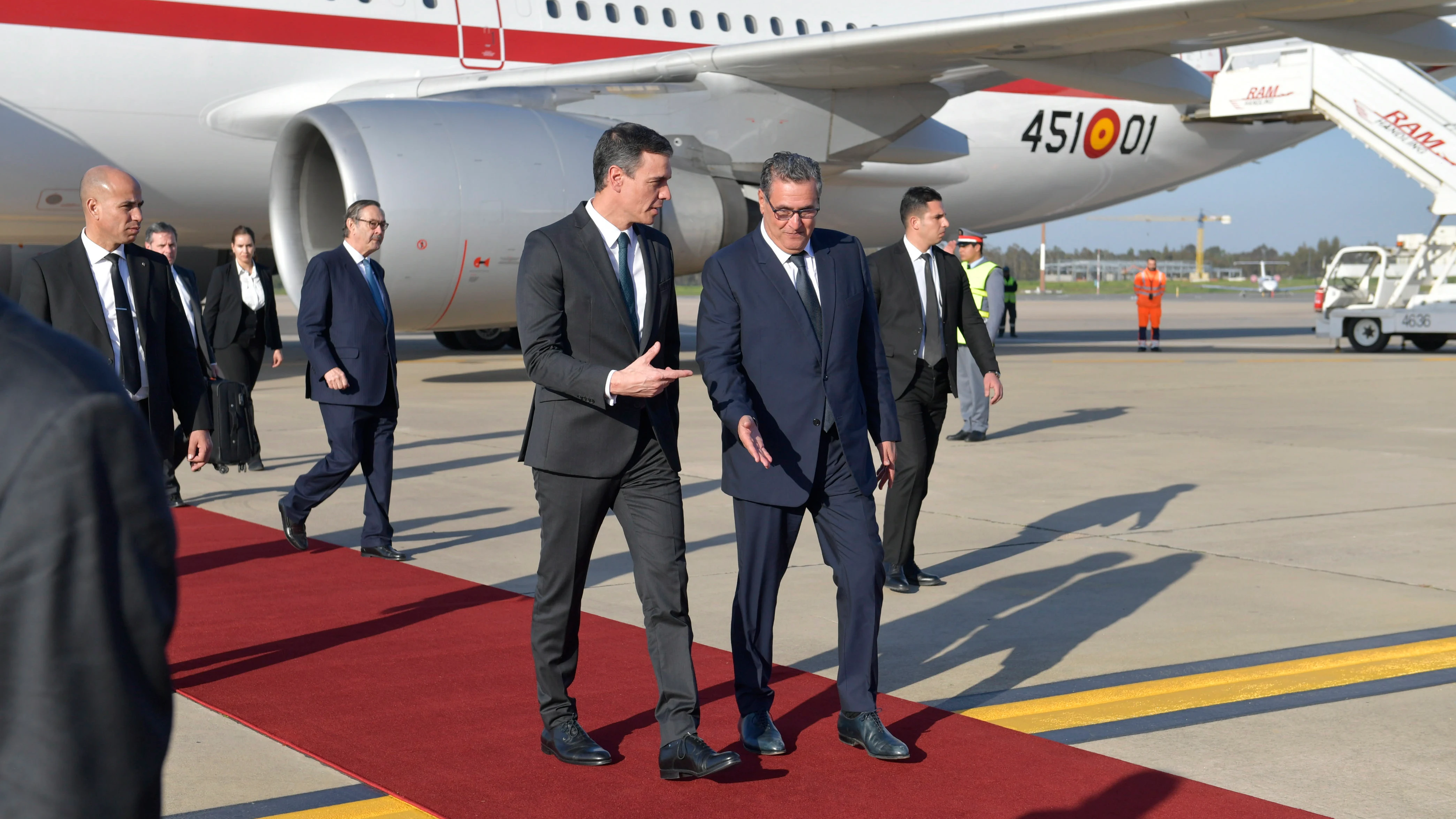 Pedro Sánchez, junto a Aziz Ajanuch en Rabat