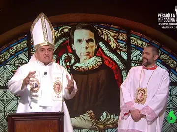 El papa Wyoming y el monaguillo Mateo cantan a su dios en la Iglesia Aznariana: &quot;Aznar, tú has parado a los rojos&quot;