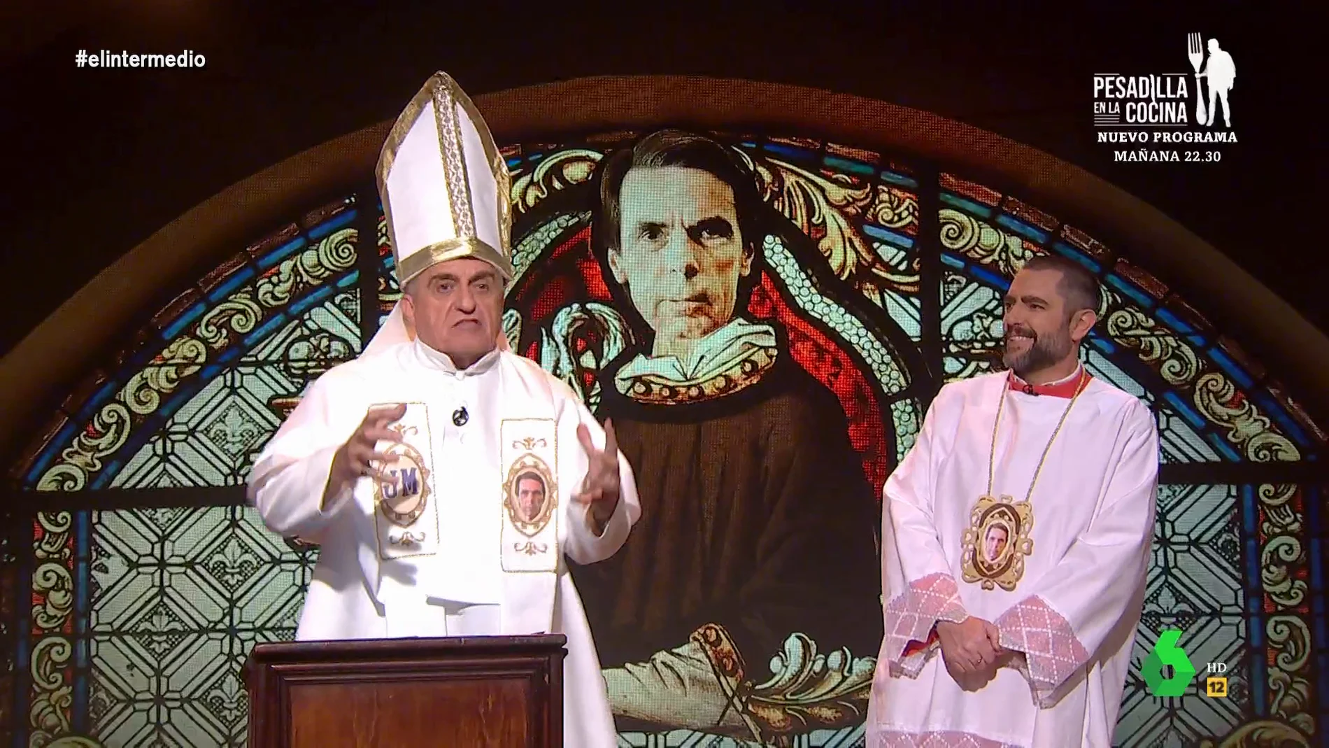 El papa Wyoming y el monaguillo Mateo cantan a su dios en la Iglesia Aznariana: "Aznar, tú has parado a los rojos"