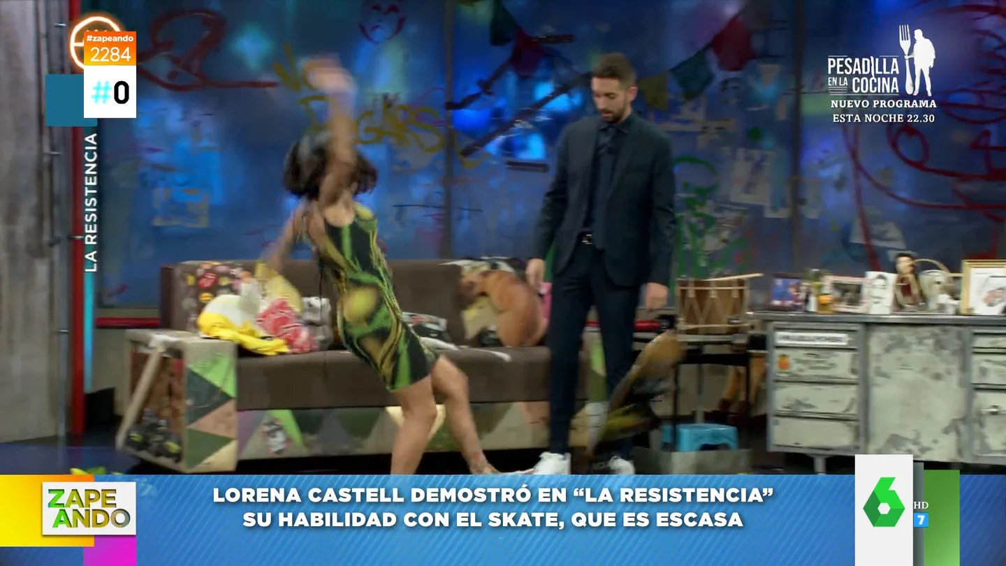 El momento en el que Lorena Castell casi se cae montando en skate en La Resistencia El momento en el que Lorena Castell casi se cae montando en skate en La Resistencia