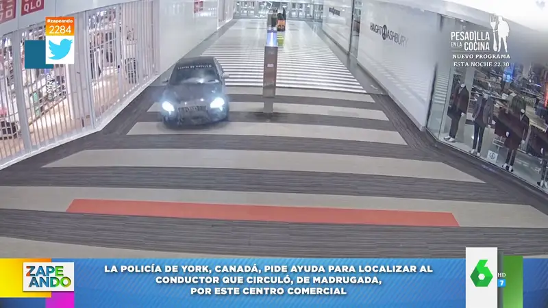 Así irrumpe un coche en un centro comercial a altas horas de la madrugada y pasea por los pasillos 