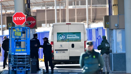 Varios agentes de Policía Nacional y Guardia Civil en el control aduanero comercial en la frontera entre Ceuta y Marruecos. Varios agentes de Policía Nacional y Guardia Civil en el control aduanero comercial en la frontera entre Ceuta y Marruecos.