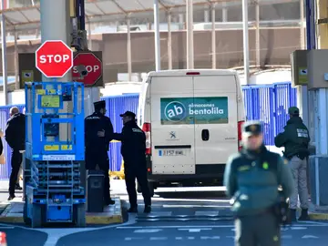   Varios agentes de Policía Nacional y Guardia Civil en el control aduanero comercial en la frontera entre Ceuta y Marruecos.
