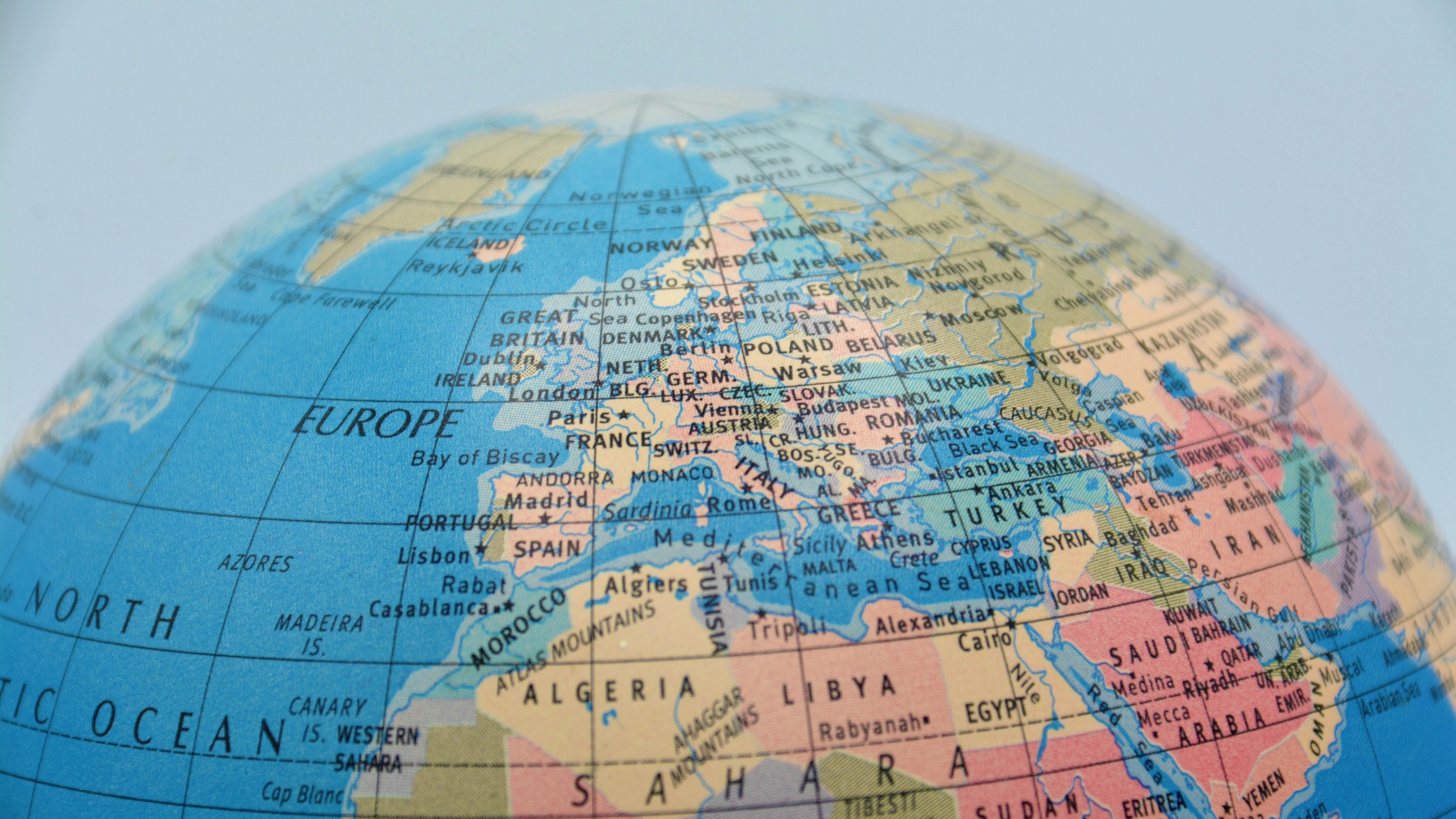 Mapa de Europa y globo del mundo